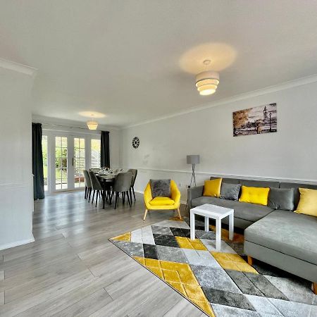 Stylish 3 Bed Chigwell Home With Free Parking Exterior photo