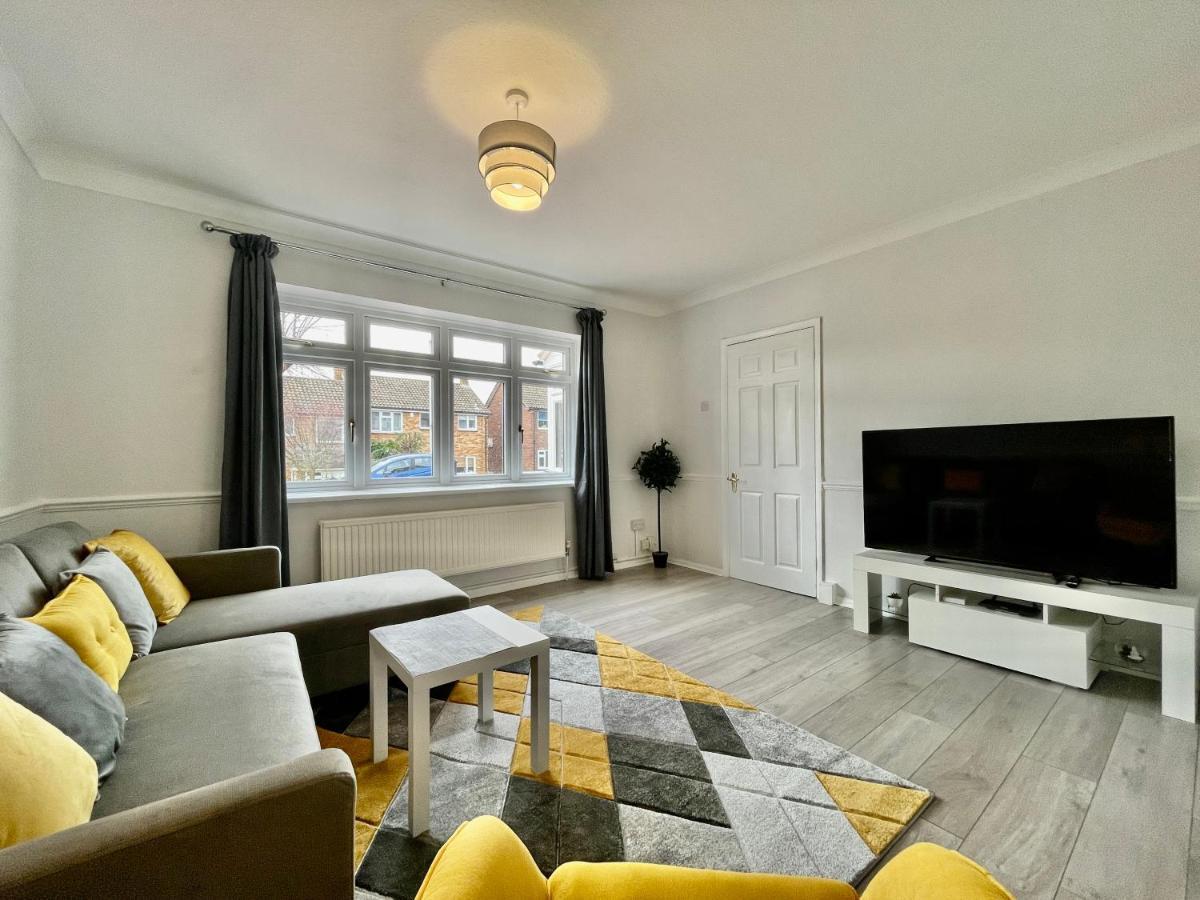 Stylish 3 Bed Chigwell Home With Free Parking Exterior photo