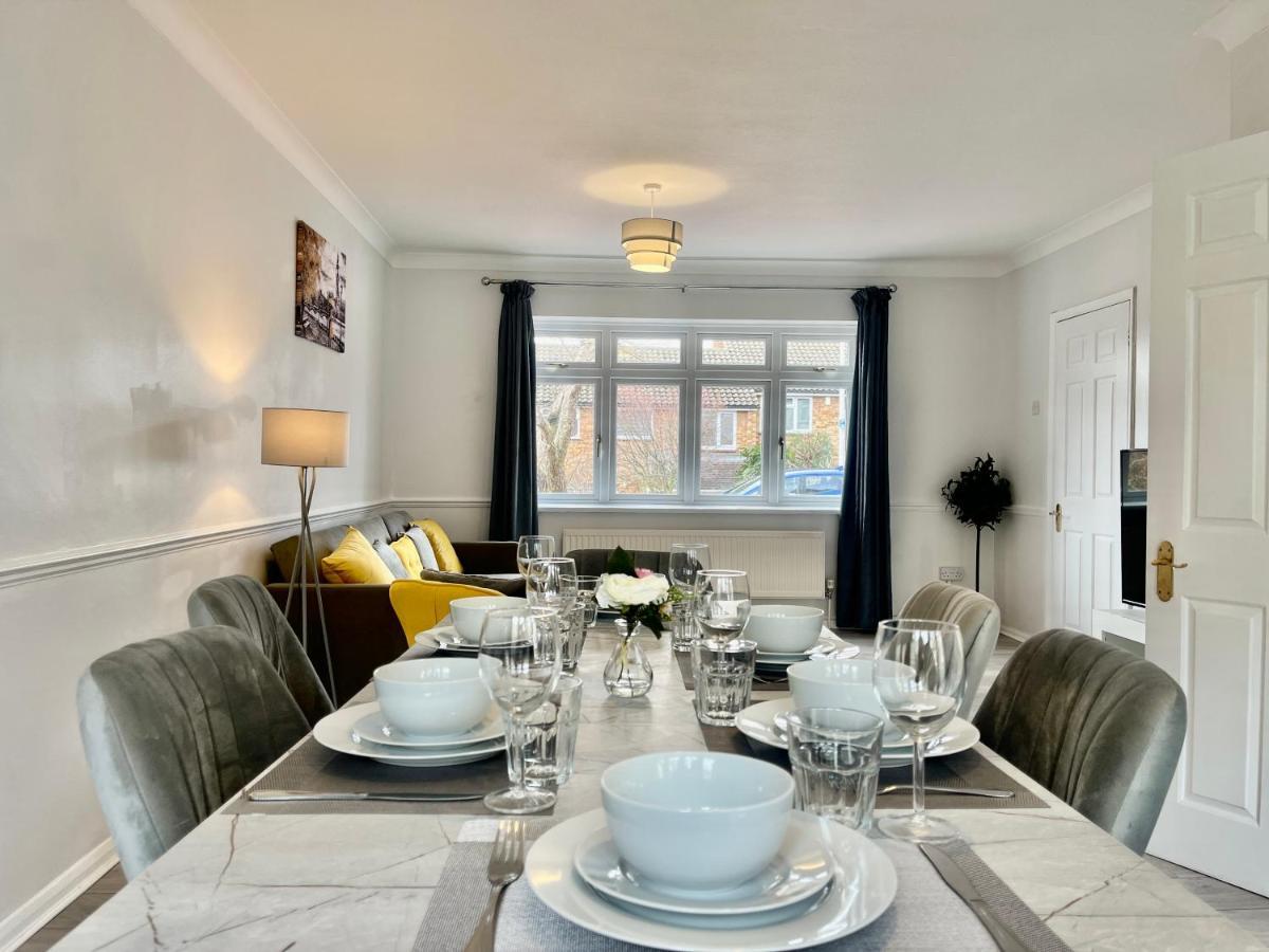 Stylish 3 Bed Chigwell Home With Free Parking Exterior photo