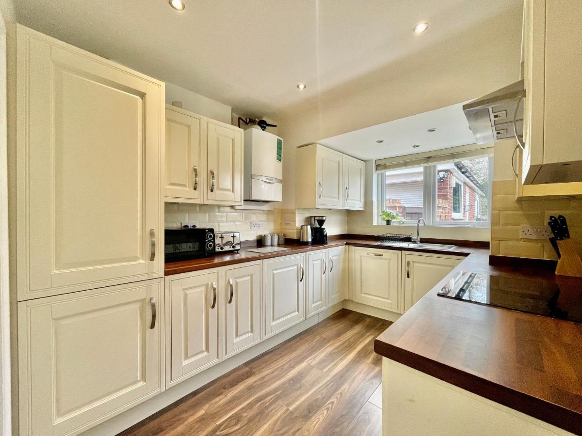 Stylish 3 Bed Chigwell Home With Free Parking Exterior photo