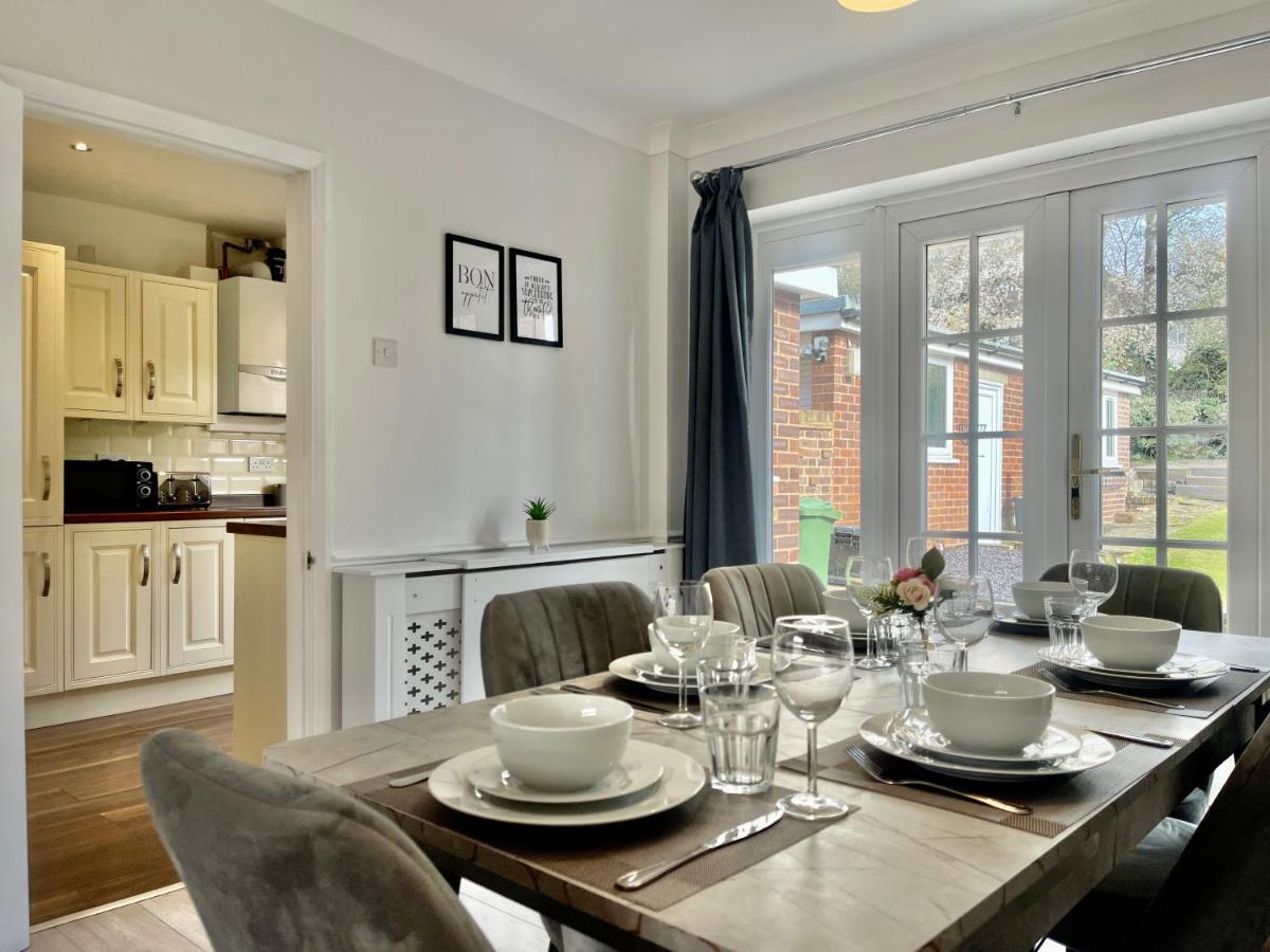 Stylish 3 Bed Chigwell Home With Free Parking Exterior photo