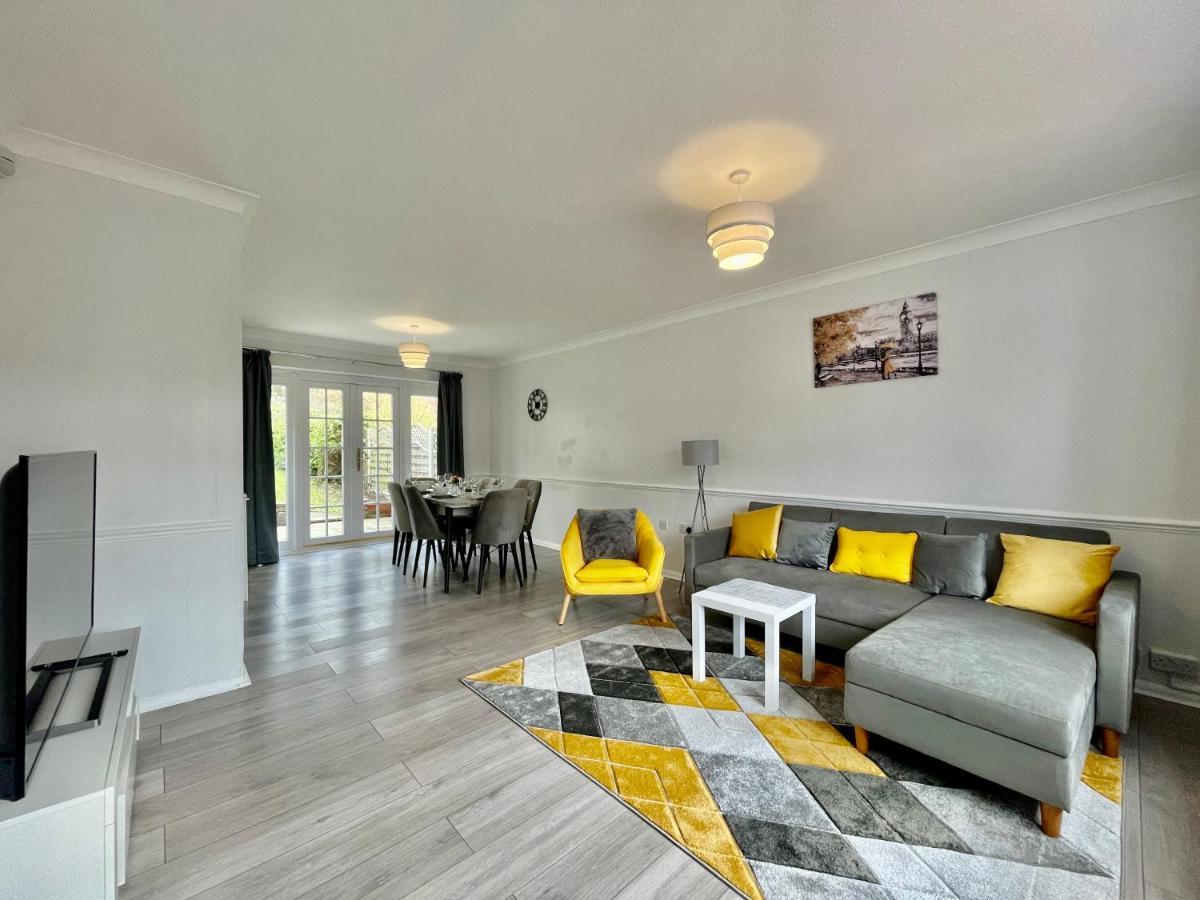 Stylish 3 Bed Chigwell Home With Free Parking Exterior photo