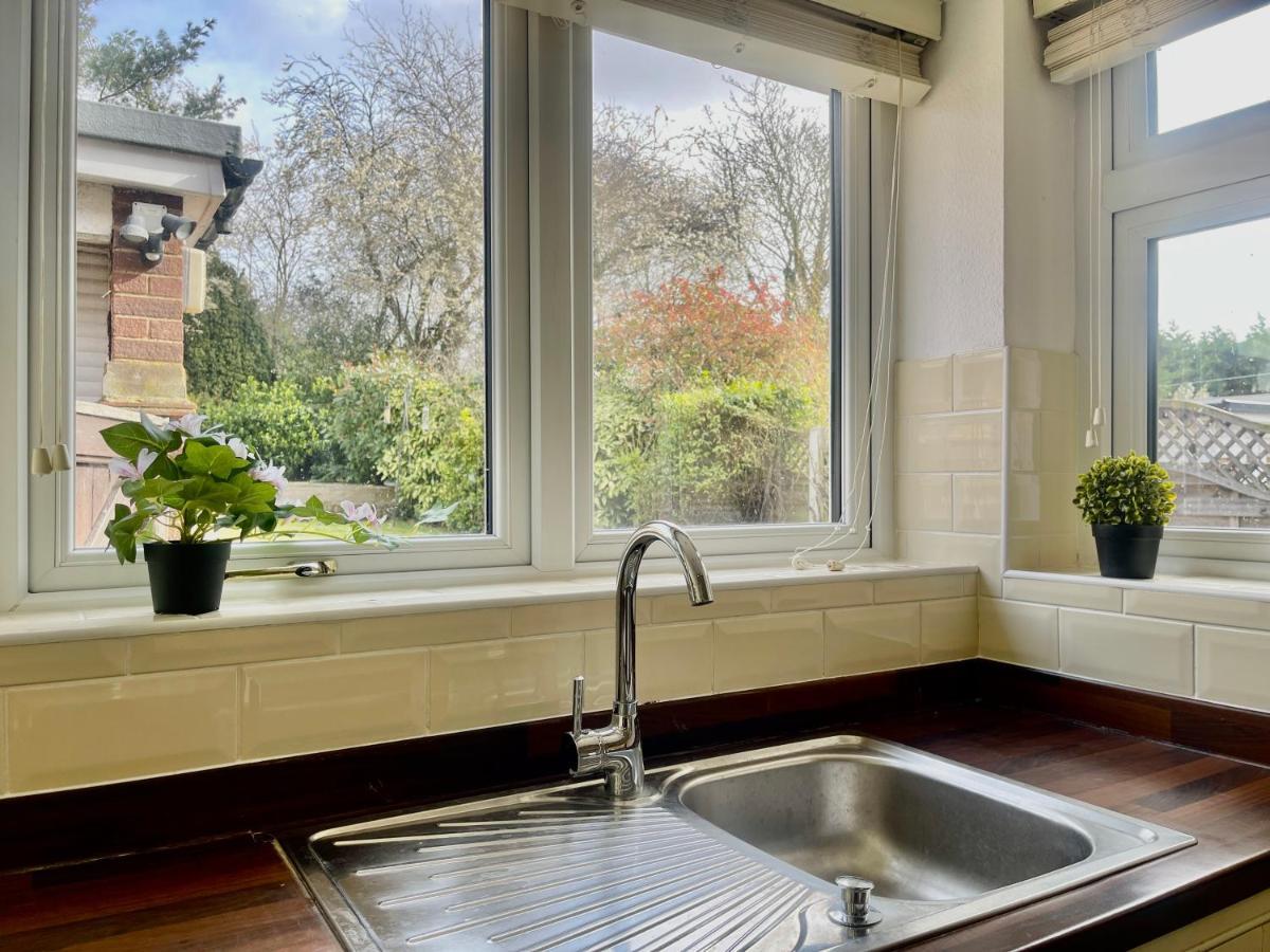 Stylish 3 Bed Chigwell Home With Free Parking Exterior photo