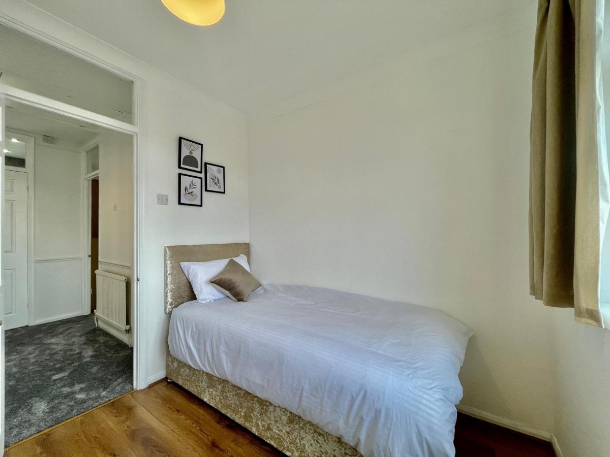 Stylish 3 Bed Chigwell Home With Free Parking Exterior photo