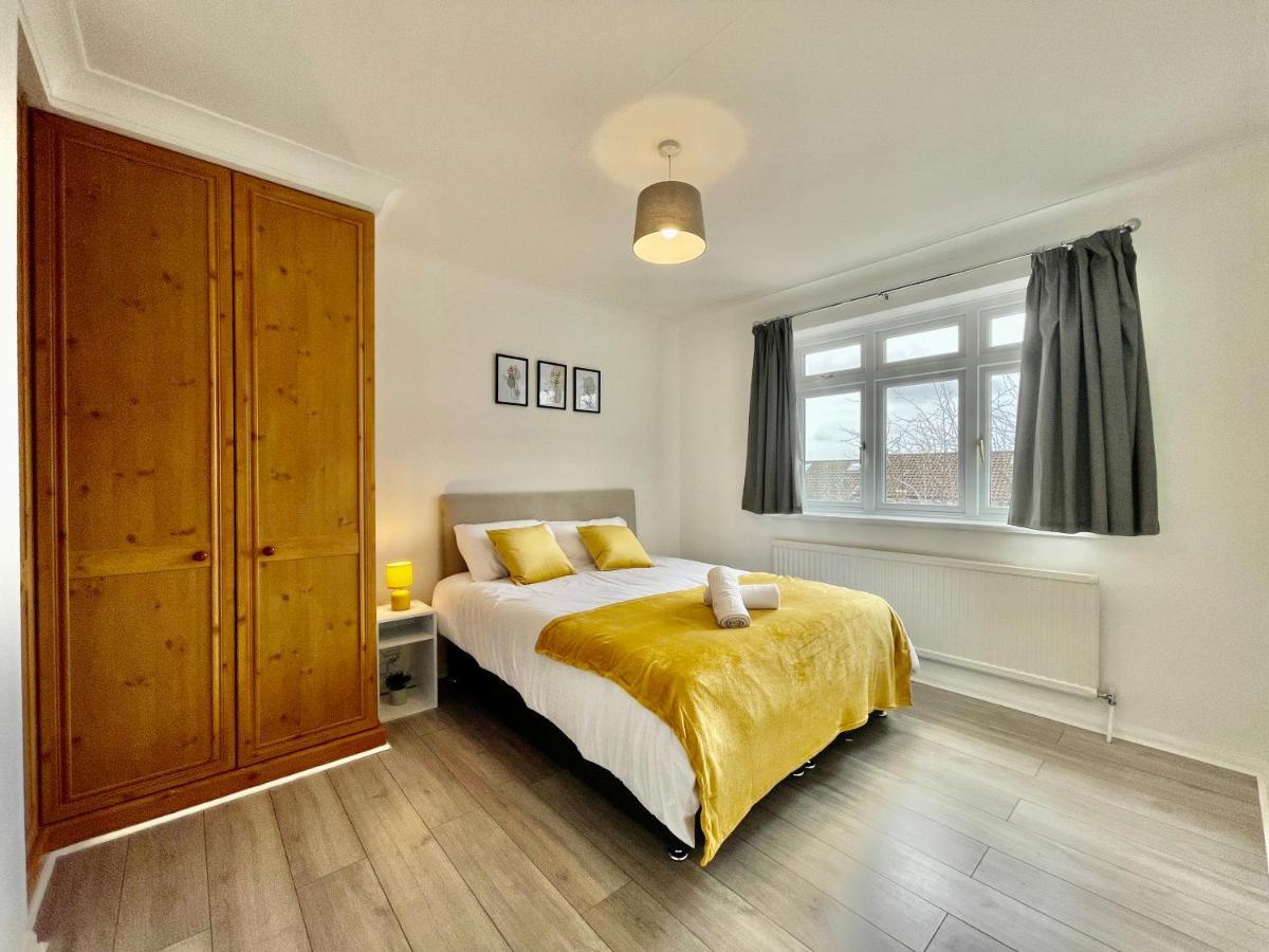 Stylish 3 Bed Chigwell Home With Free Parking Exterior photo