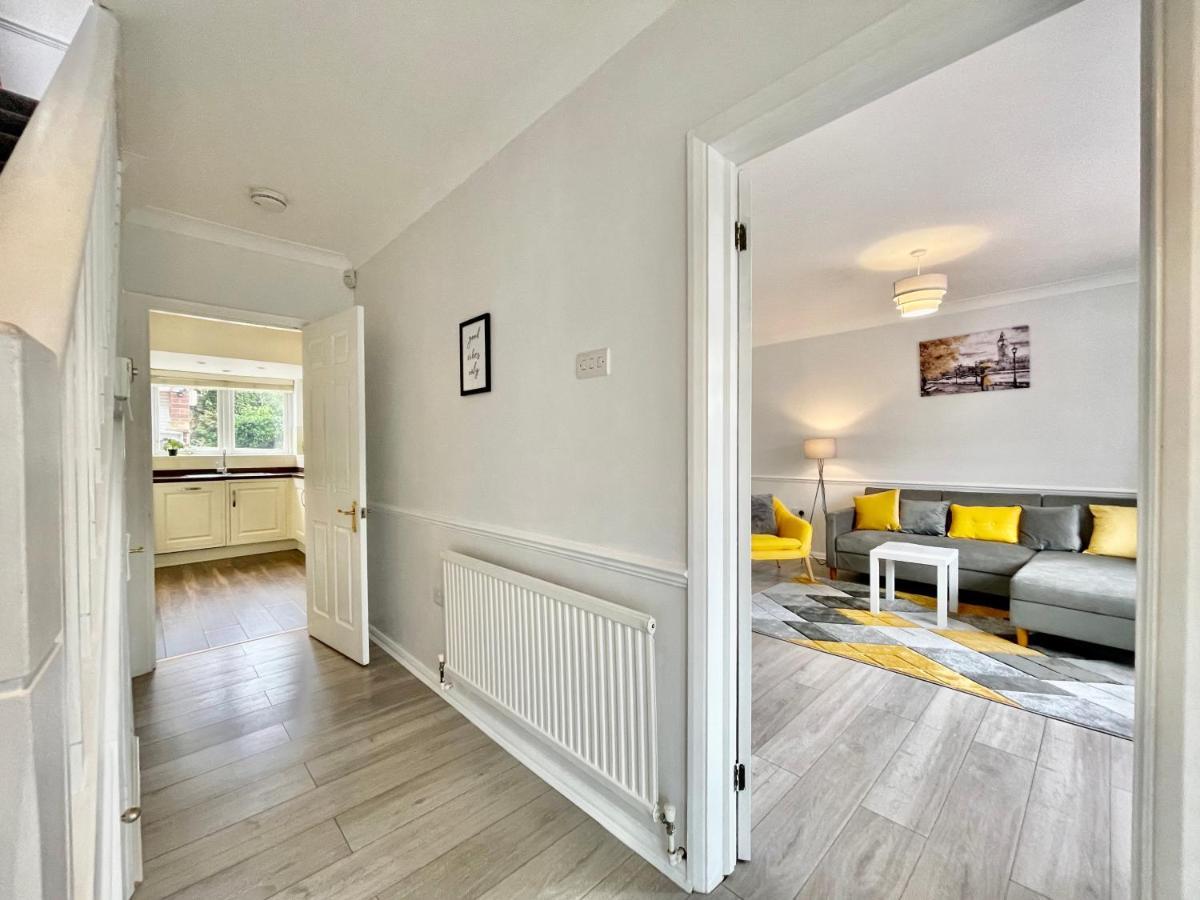 Stylish 3 Bed Chigwell Home With Free Parking Exterior photo