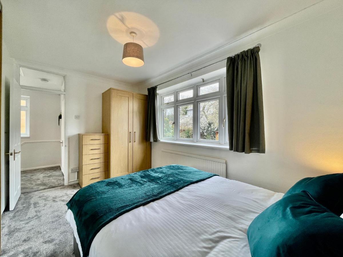 Stylish 3 Bed Chigwell Home With Free Parking Exterior photo