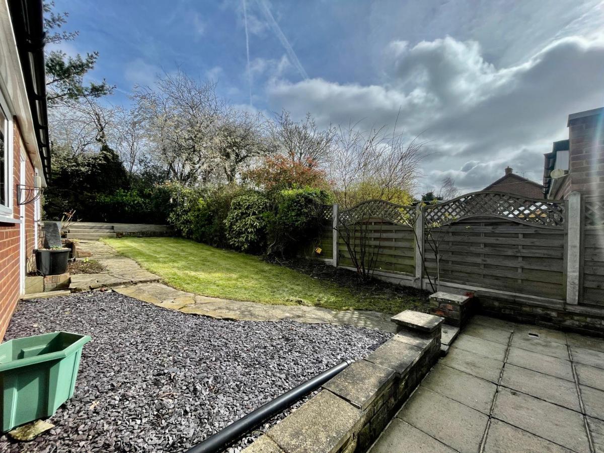 Stylish 3 Bed Chigwell Home With Free Parking Exterior photo