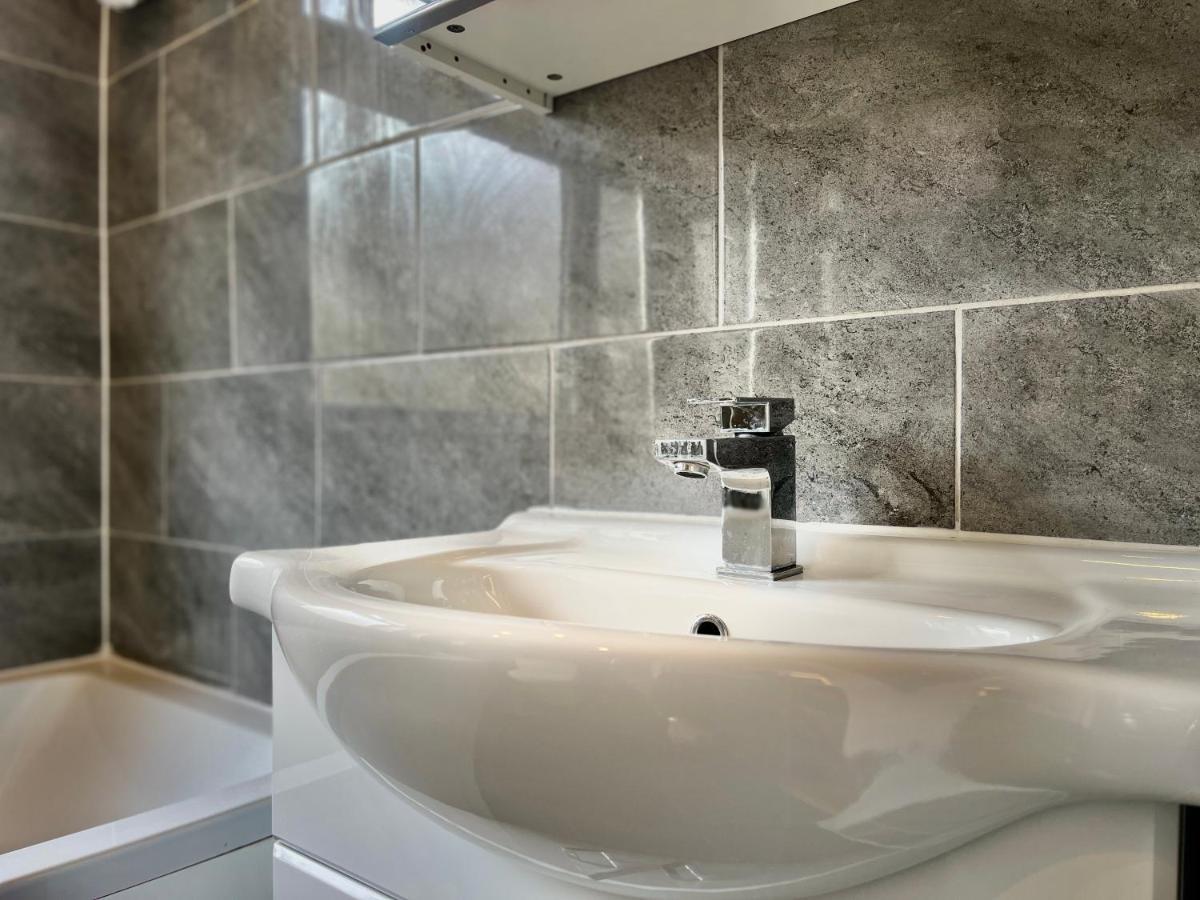 Stylish 3 Bed Chigwell Home With Free Parking Exterior photo