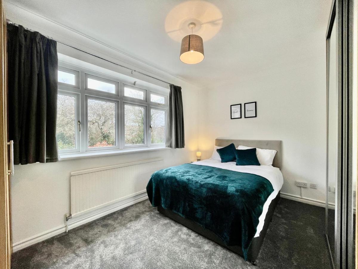 Stylish 3 Bed Chigwell Home With Free Parking Exterior photo