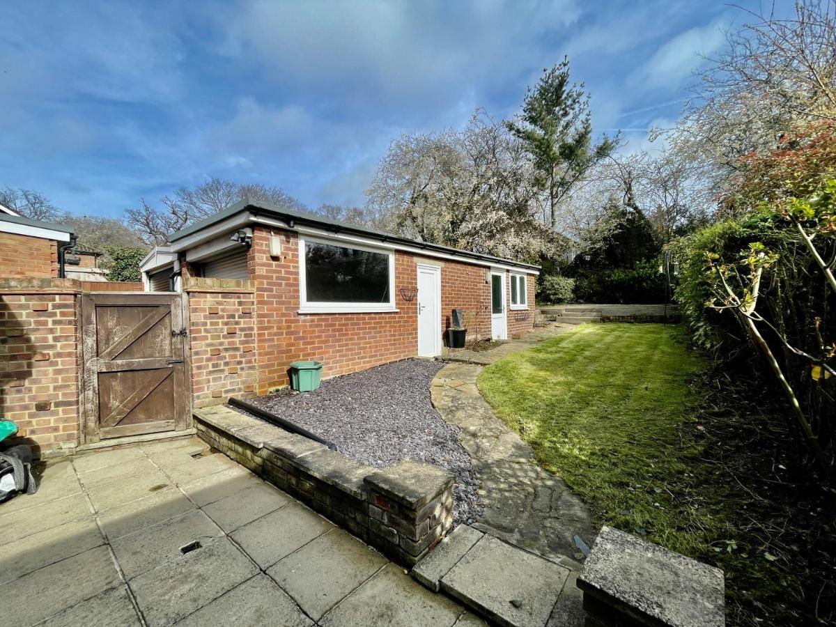 Stylish 3 Bed Chigwell Home With Free Parking Exterior photo