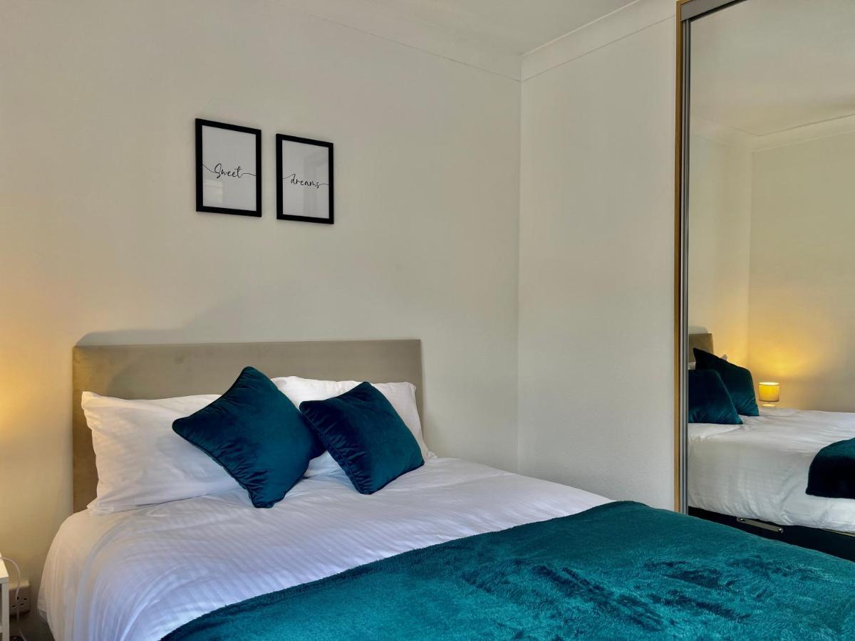 Stylish 3 Bed Chigwell Home With Free Parking Exterior photo