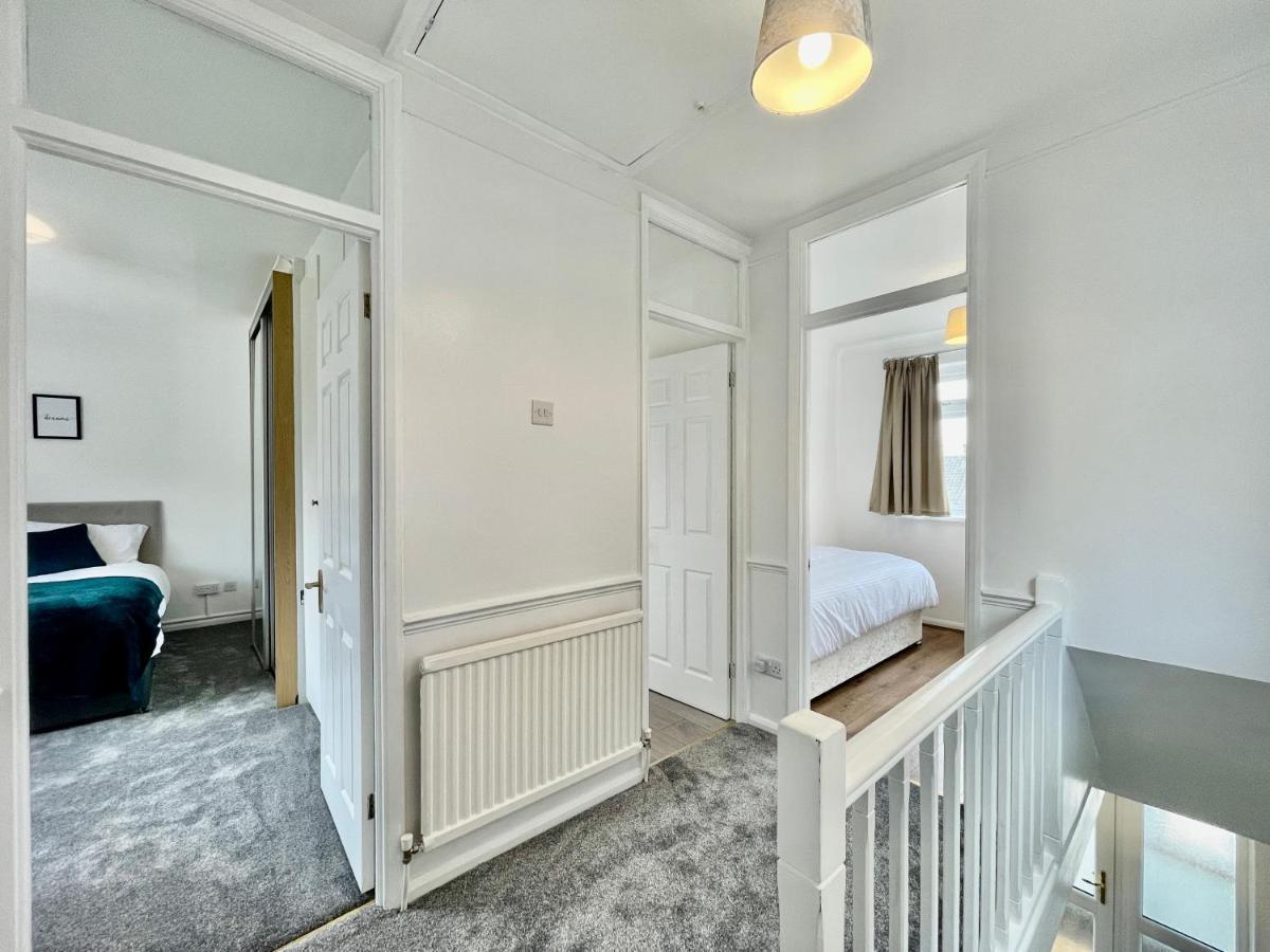 Stylish 3 Bed Chigwell Home With Free Parking Exterior photo