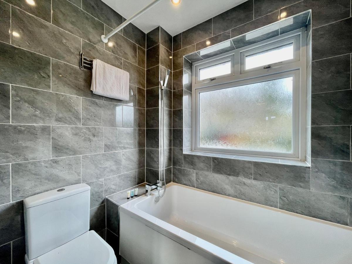 Stylish 3 Bed Chigwell Home With Free Parking Exterior photo