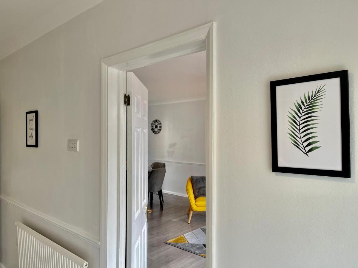 Stylish 3 Bed Chigwell Home With Free Parking Exterior photo