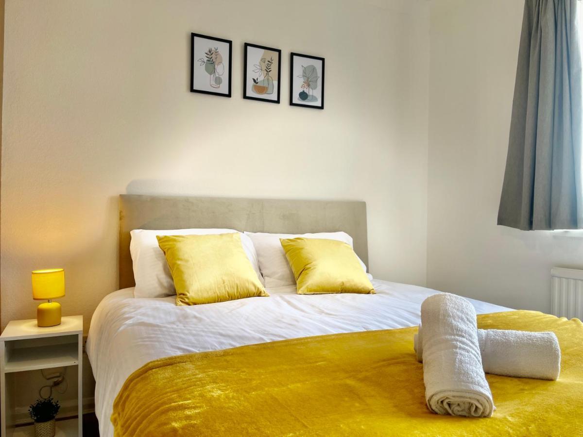 Stylish 3 Bed Chigwell Home With Free Parking Exterior photo